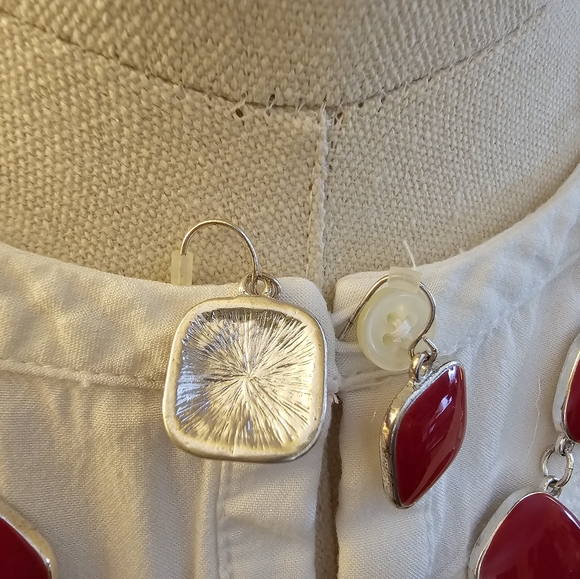 Red and silver-toned costume jewelry necklace and matching earrings - Picture 8 of 8